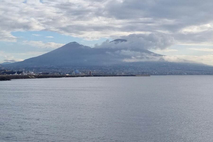 Vedo Napoli e muoio d’amore per la sgargiante gentilezza delicata